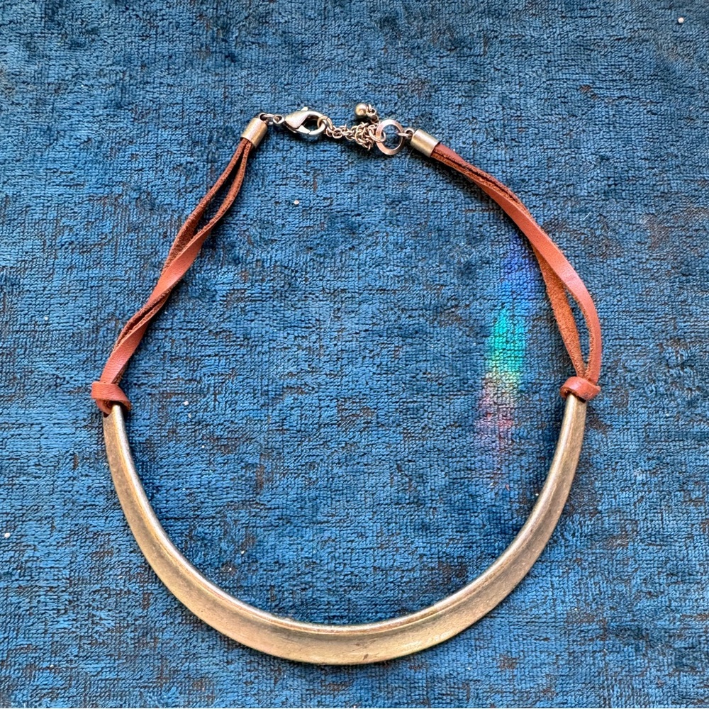 Gold metal u-shaped necklace